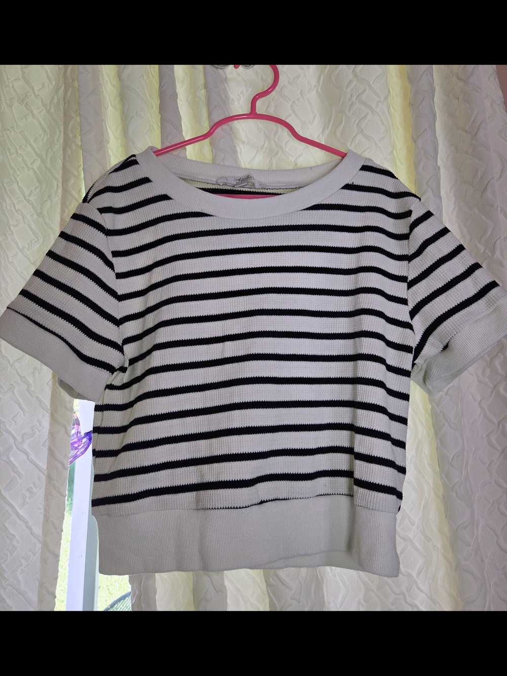Striped Short-Sleeve Trendy Crop Top in White and Black